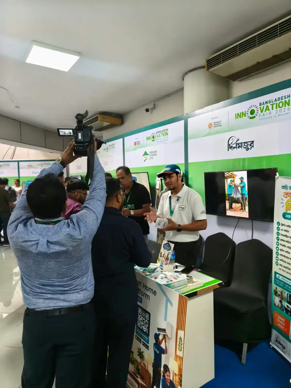Bangladesh Innovation Fair 2026-এ দর্শনার্থীদের সঙ্গে Dinmajur team-এর আলোচনা